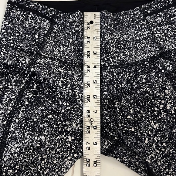 Lululemon Athletica Outrun 17" Crop Splatter White Black / Black Women’s Size 6 - Picture 14 of 15